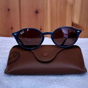 Women’s Oval Ray Bans Sunglasses w Case